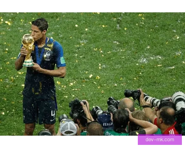 瓦拉内加盟科莫后不幸受伤被迫提前结束职业生涯